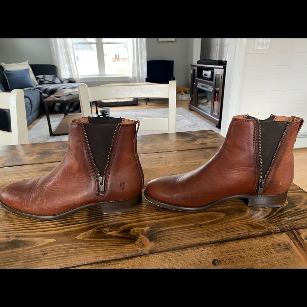 FRYE Carly ZIP Chelsea Bootie Cognac 8 1/2 Women’s